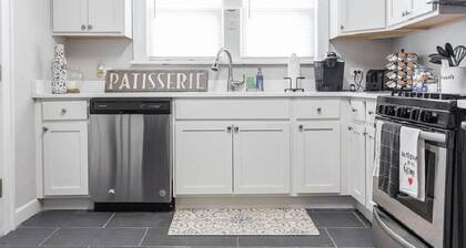 6 bedroom Home with 2 living spaces in DT Libertyville near Corp HQs & Naval Base