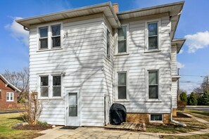 Exterior - 6 bedroom Home with 2 living spaces in DT Libertyville near Corp HQs & Naval Base (Libertyville)