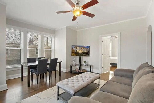 6 bedroom Home with 2 living spaces in DT Libertyville near Corp HQs & Naval Base