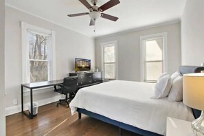 6 bedrooms, desk, iron/ironing board, travel cot - 6 bedroom Home with 2 living spaces in DT Libertyville near Corp HQs & Naval Base (Libertyville)