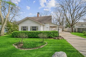 Exterior - 5 Bed Home w/ Big Yard & Front Porch by Navy Base (Libertyville)