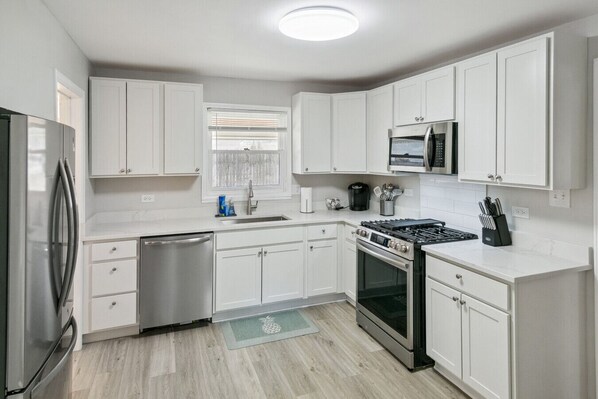 Refrigerador, microondas, horno y parrilla de estufa 