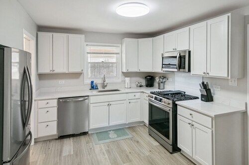 5 Bed Home w/ Big Yard & Front Porch by Navy Base