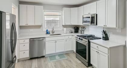 5 Bed Home w/ Big Yard & Front Porch by Navy Base