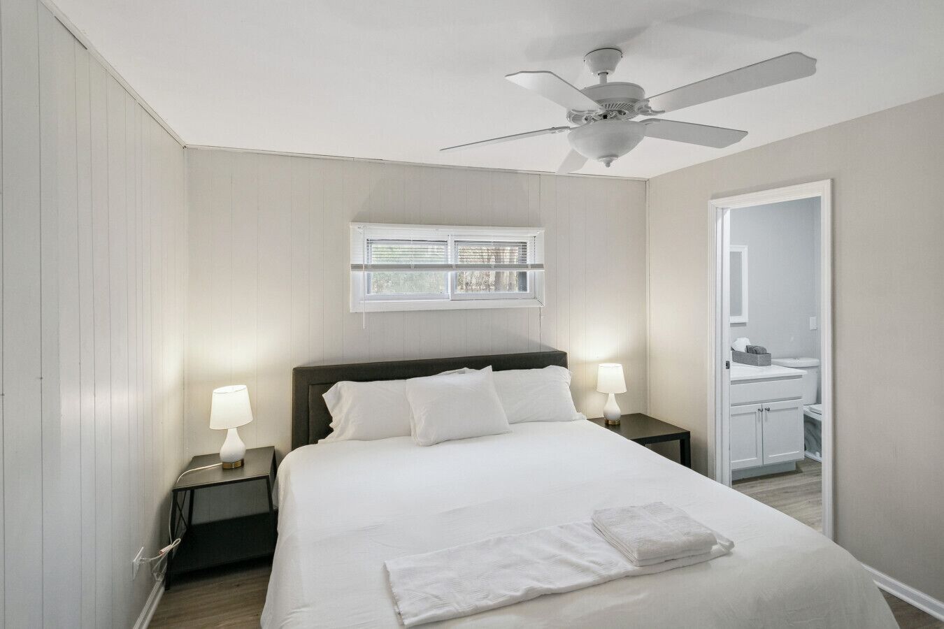 5 chambres, bureau, fer et planche à repasser, lit parapluie