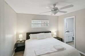 5 chambres, bureau, fer et planche à repasser, lit parapluie