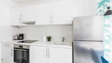 Een koelkast, een microgolfoven, een oven, een kookplaat