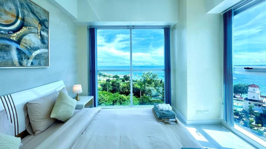 La Mirada Deluxe Suites with Oceanview