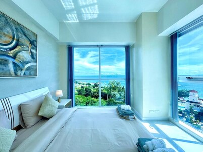 La Mirada Deluxe Suites with Oceanview