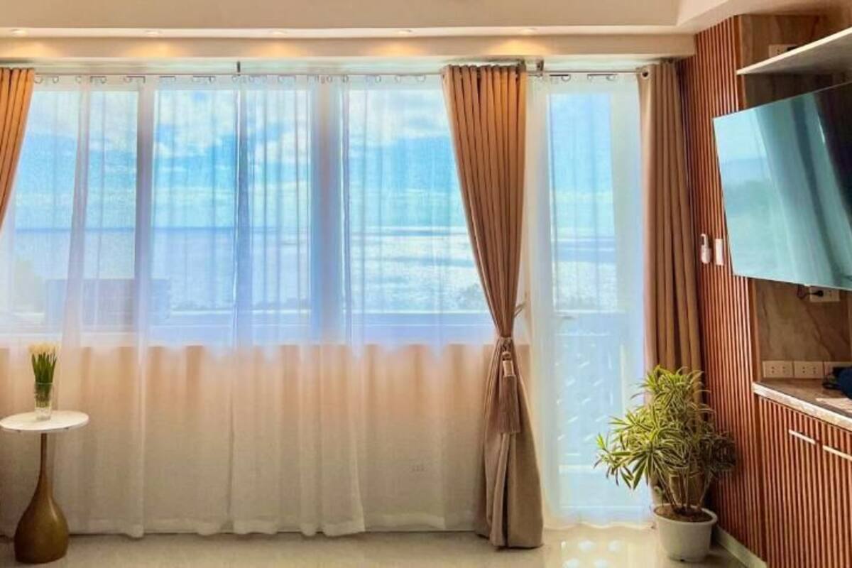 Deluxe Suite, 1 Bedroom, Balcony, Ocean View | In-room safe, desk, laptop workspace, blackout drapes