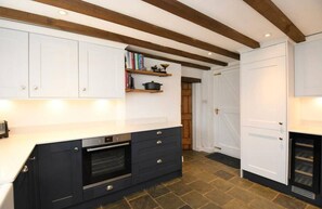 Fridge, microwave, oven, stovetop - Beautiful Cottage in Kings Bromley (King's Bromley)