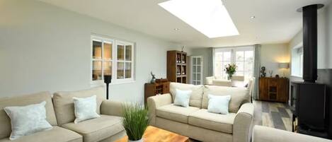 Älytelevisio, kirjoja, tietokoneen näyttö