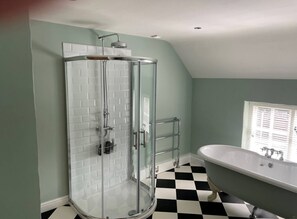Dusche, Haartrockner, Bidet, Handtücher