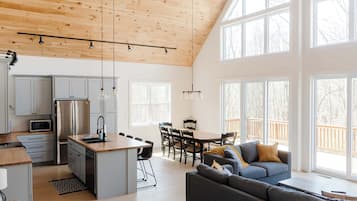 Una televisión, una oficina