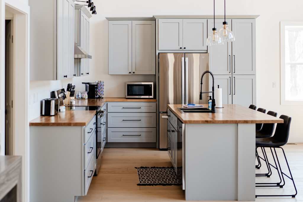 Frigorífico, microondas, horno y placa de cocina