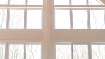 Una televisión, una oficina