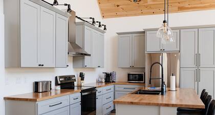 Hidden Arbor House - newly renovated retreat!