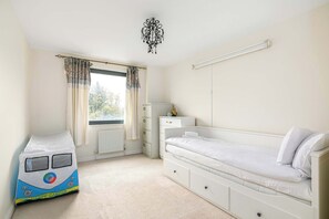 2 عدّة غرف نوم وخدمة الإنترنت وملاءات أسرّة