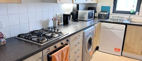 Een koelkast, een magnetron, een oven, een kookplaat