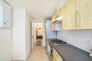 ثلاجة، ميكروويف، فرن، موقد طهي مسطح