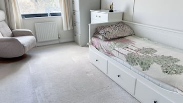 2 bedrooms, internet, bed sheets