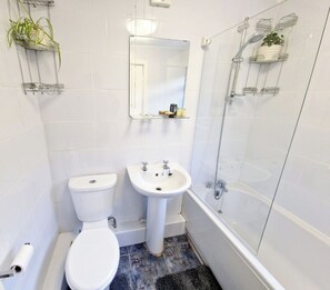 Shower, hair dryer - Upscale Executive (Spacious) Home & Great Location (Merseyside)