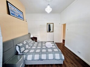 1 habitación, tabla de planchar con plancha, internet y ropa de cama 