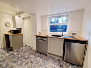 Fridge, microwave, dishwasher, cookware/dishes/utensils