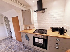 Fridge, microwave, dishwasher, cookware/dishes/utensils