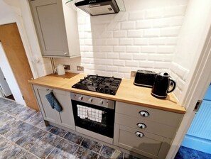 Fridge, microwave, dishwasher, cookware/dishes/utensils - Upscale Executive (Spacious) Home & Great Location (Merseyside)