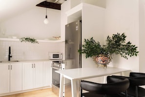 Frigorifero, microonde, forno, piano cottura