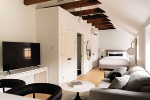 Iron/ironing board, WiFi, bed sheets - Maison Rasco - Loft queen size bed suite (Montréal)