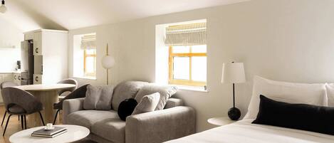 Planxa i posts de planxar, wifi i roba de llit