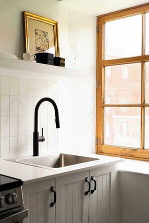 冷蔵庫、電子レンジ、オーブン、コンロ