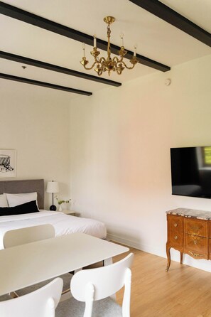 Iron/ironing board, WiFi, bed sheets