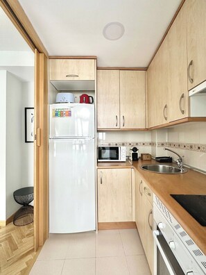 冷蔵庫、電子レンジ、オーブン、コンロ