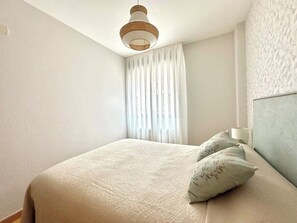 1 chambre, fer et planche à repasser, lit de bébé portatif, Wi-Fi