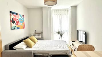 1 habitación, tabla de planchar con plancha, cuna de viaje y wifi