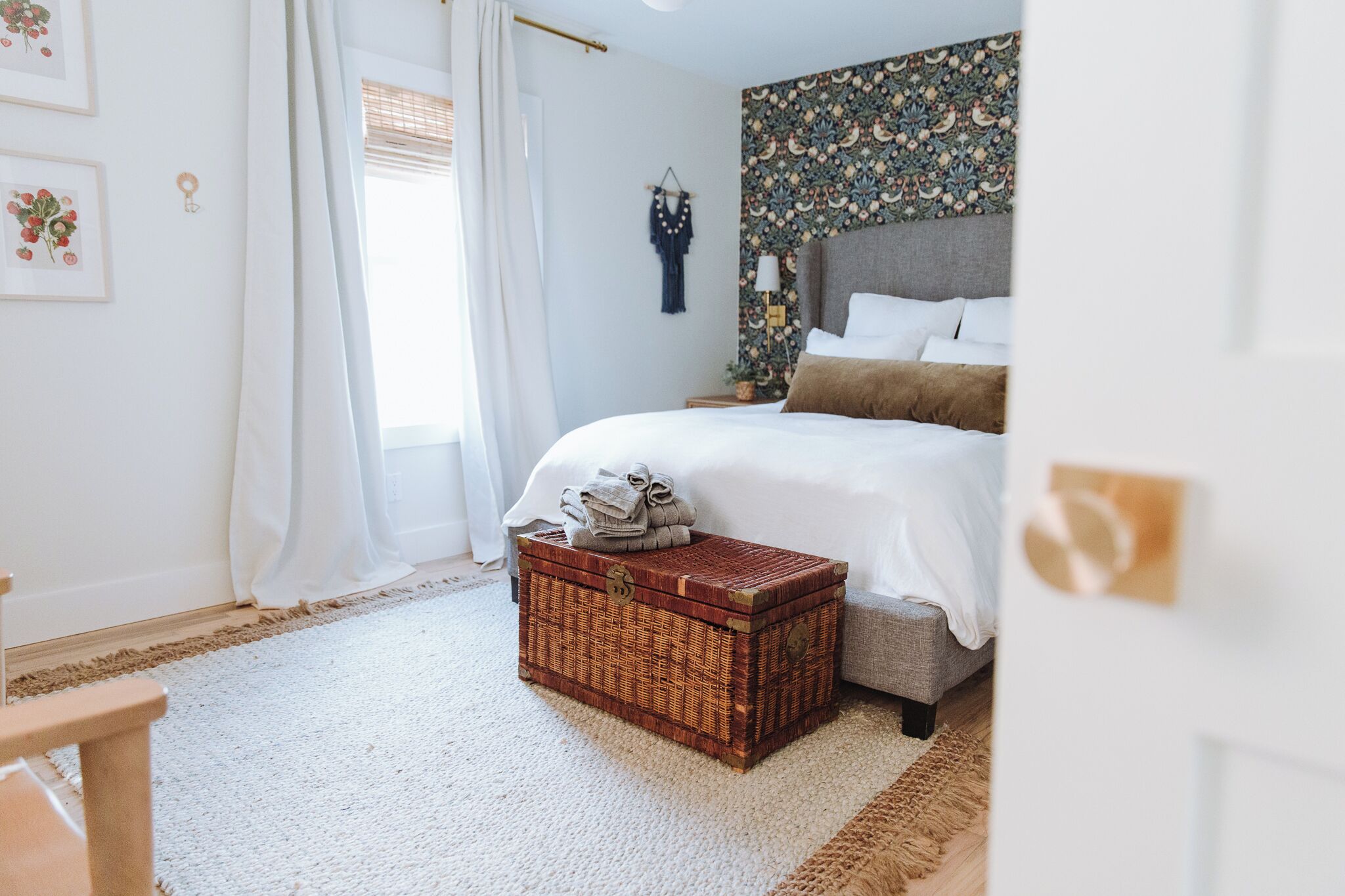 2 bedrooms, desk, iron/ironing board, travel crib