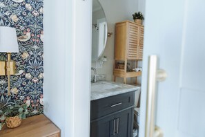 Sèche-cheveux, serviettes fournies, savon, shampoing