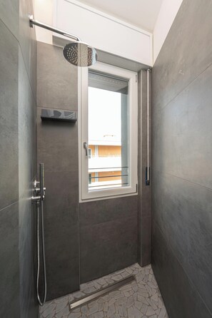 Shower, hair dryer, towels - MuBra Apartments - Unit 301 (Verona)