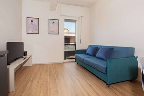 TV, offices - MuBra Apartments - Unit 301 (Verona)