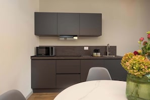 Geladeira, micro-ondas, cooktop, lava-louças