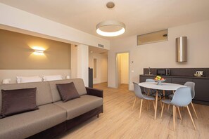 TV, offices - MuBra Apartments - Unit 304 (Verona)