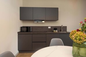 Fridge, microwave, stovetop, dishwasher