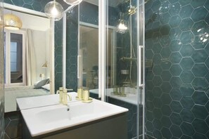 Douche, sèche-cheveux, serviettes fournies