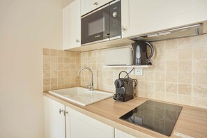 Een koelkast, een microgolfoven, een kookplaat, een vaatwasser