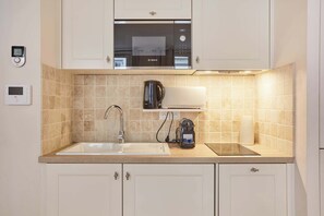 Geladeira, micro-ondas, cooktop, lava-louças