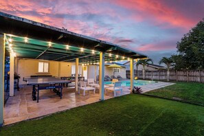 Outdoor dining - Fort Lauderdale Oasis: 4BR, Pool & Game Room (Fort Lauderdale)