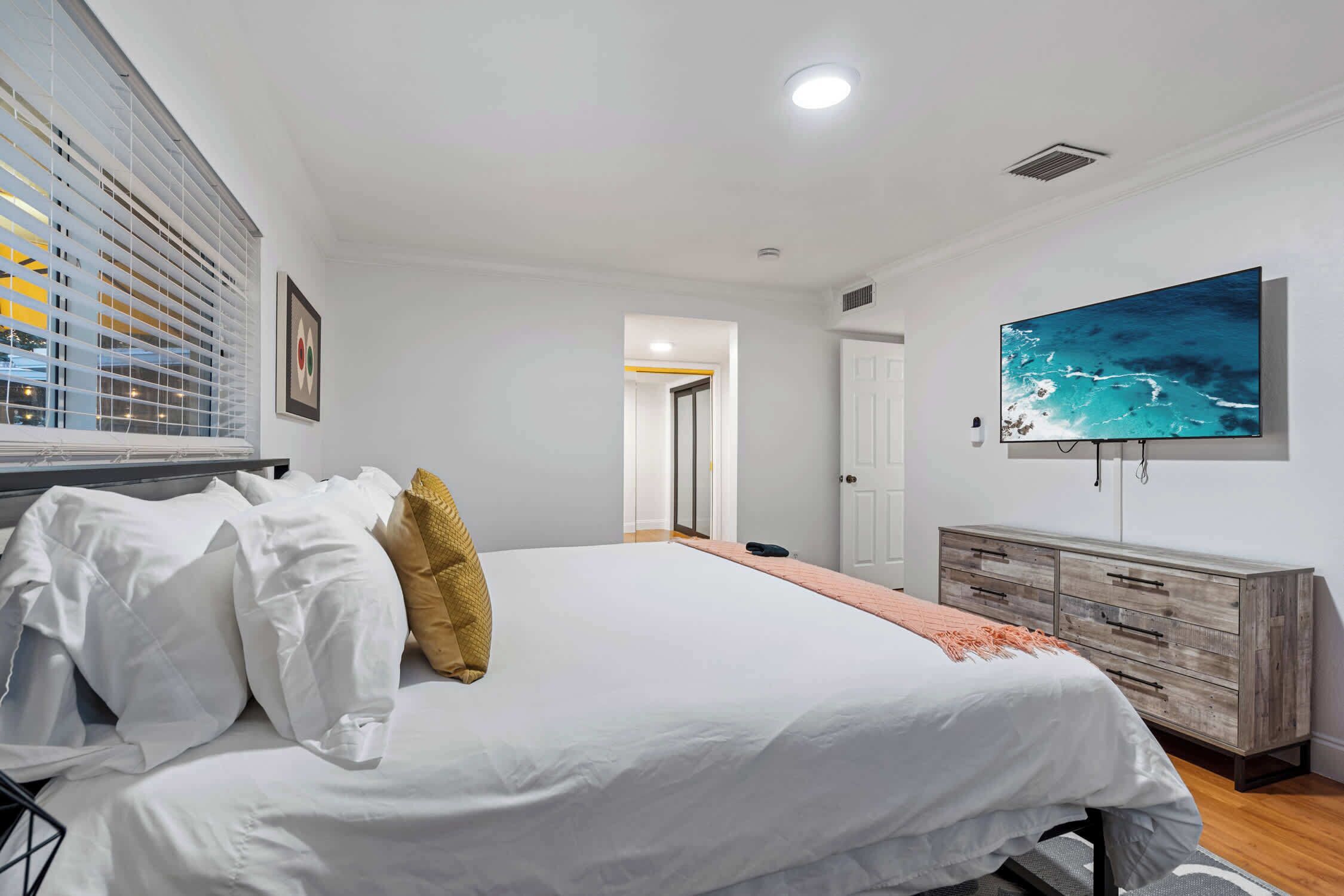 4 bedrooms, WiFi, bed sheets